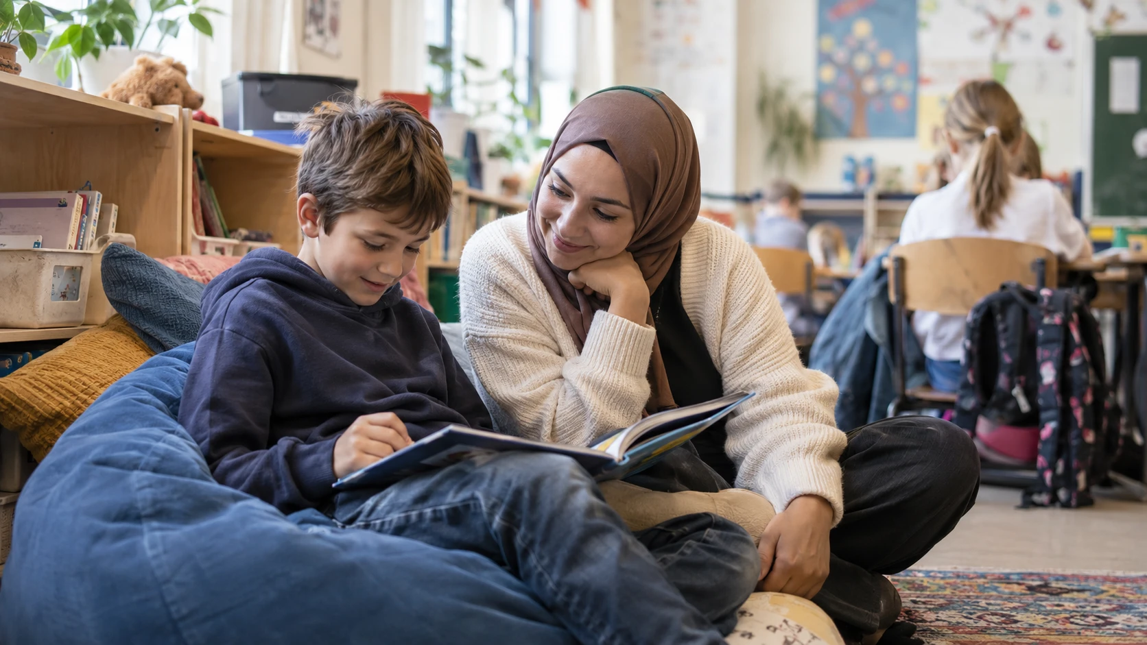 Schulbegleiterin liest mit einem Jungen im Klassenzimmer